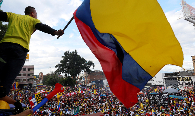 Un hombre ondea una bandera colombiana durante una jornada del paro nacional en contra del Gobierno de Iván Duque y la violencia policial, el 19 de mayo de 2021, en Cali (Colombia). Foto: EFE