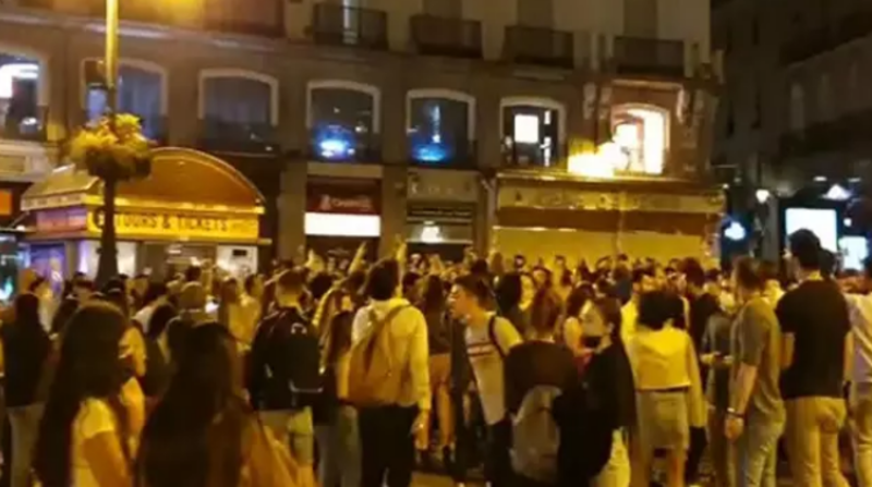 Aglomeraciones de personas esta noche en distintos puntos de Madrid para celebrar el fin del estado de alarma. Foto: Europa Press