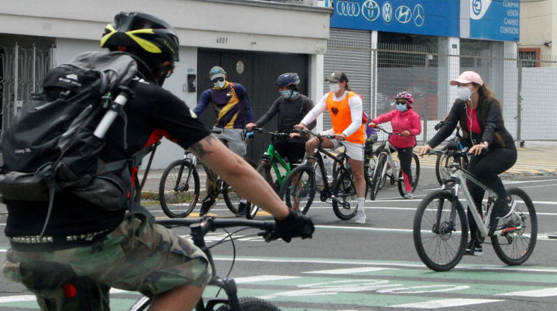 Las personas podrán volver a recorrer varias calles de Quito en bicicleta, patines, patinetas, e incluso, caminando o trotando. Foto: ARCHIVO EL COMERCIO
