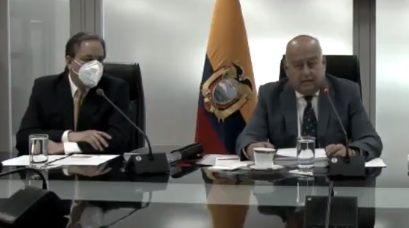 El Ministro de Finanzas, Mauricio Pozo, entregó las recomendaciones sobre reformas estructurales al ministro entrante Simón Cueva. Foto: Captura de pantalla