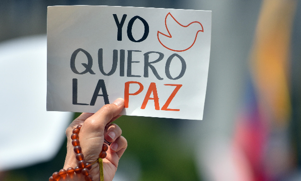 Una persona sostiene una pancarta durante la Marcha del Silencio, pidiendo que cesen los bloqueos y hechos de violencia tras 28 días de Paro Nacional, el martes 25 de mayo, en Cali (Colombia). Foto: EFE