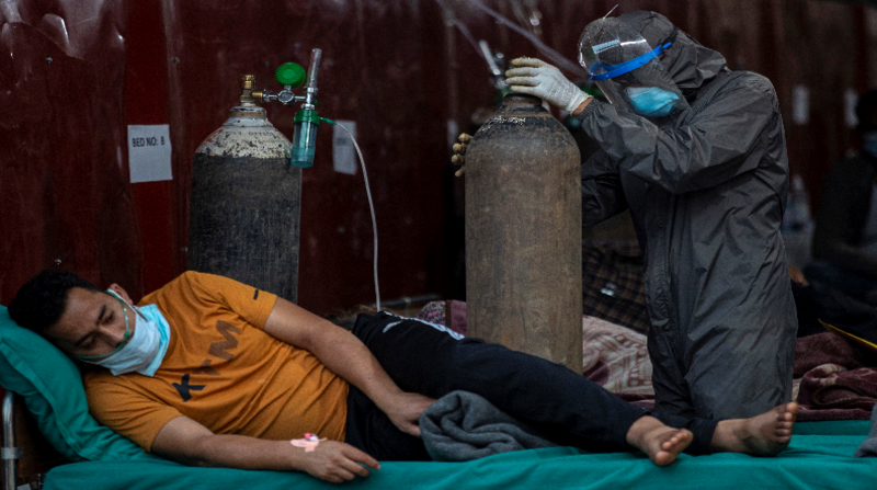 Nepal busca frenar una segunda ola del covid-19 en su territorio, que ya ha dejado hospitales colapsados y crematorios repletos de cadáveres. Foto: EFE