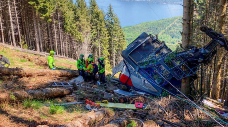 Una fotografía proporcionada por el Departamento de Bomberos italiano muestra la escena del accidente de una cabina de teleférico cerca del lago Maggiore, en Verbania, norte de Italia. Foto: EFE