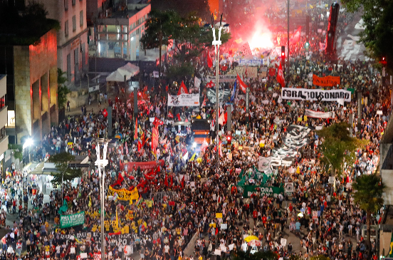 Multitudinarias movilizaciones en Brasil para mostrar el rechazo a la gestión de la pandemia del covid-19 de Jair Bolsonaro. Foto: EFE