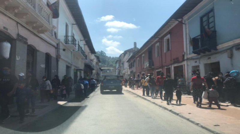 Peatones y vendedores en la calle Rocafuerte, en el Centro Histórico de Quito. Foto: Diego Bravo / EL COMERCIO