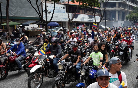 Simpatizantes del gobierno de Nicolás Maduro participan en una caravana motorizada este 29 de mayo, en Caracas (Venezuela). Foto: EFE