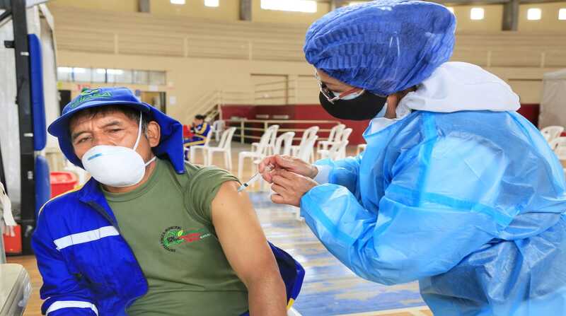 Al menos 300 personas entre bomberos y trabajadores encargados de la recolección de desechos sólidos fueron vacunadas contra el covid-19 en la ciudad de Ambato. Foto: Cortesía Municipio de Ambato