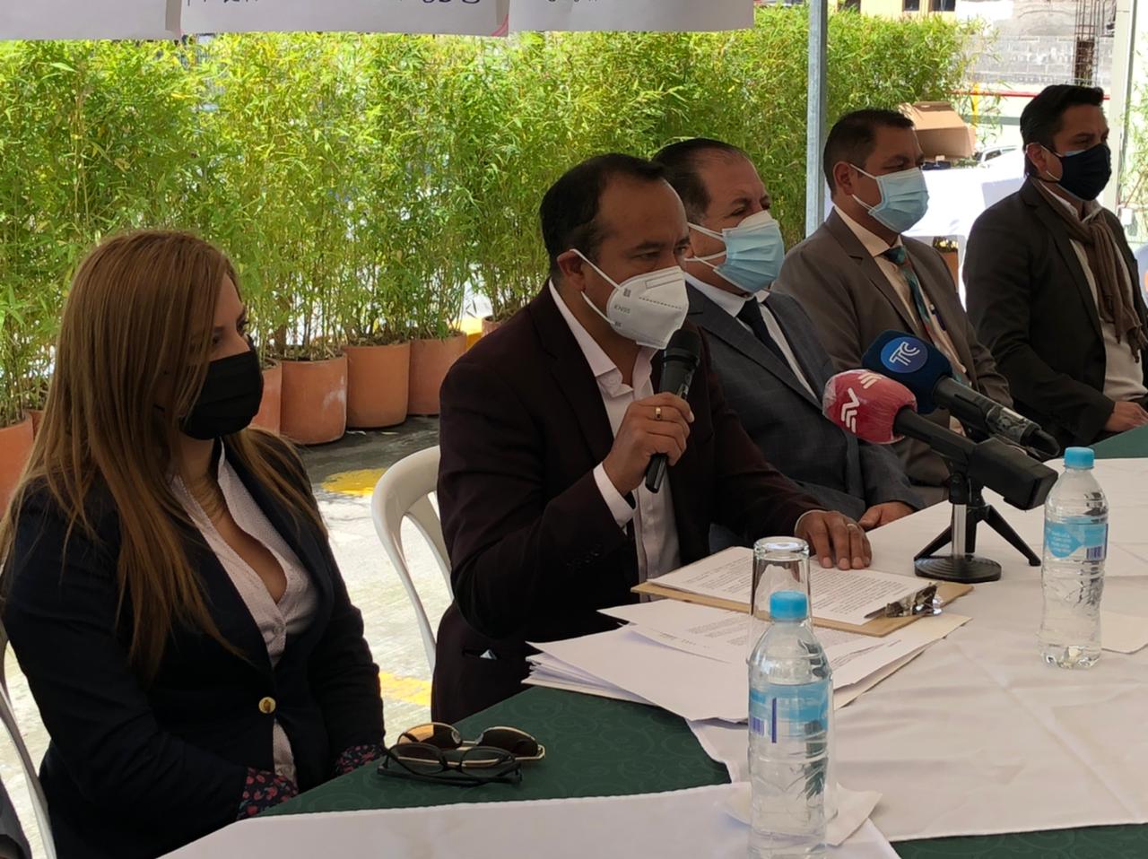 Jose Santamaría, dirigente de transportes, anunció la suspensión de actividades desde el día lunes 10 de Mayo en el Distrito Metropolitano de Quito. Foto: Galo Paguay / El Comercio