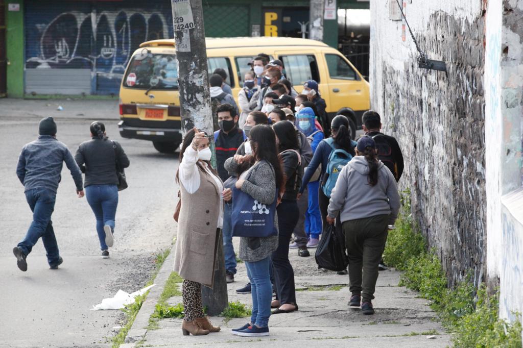 Hasta 30 minutos esperaron los usuarios para tomar una unidad de transporte. Foto: Patricio Terán / El Comercio