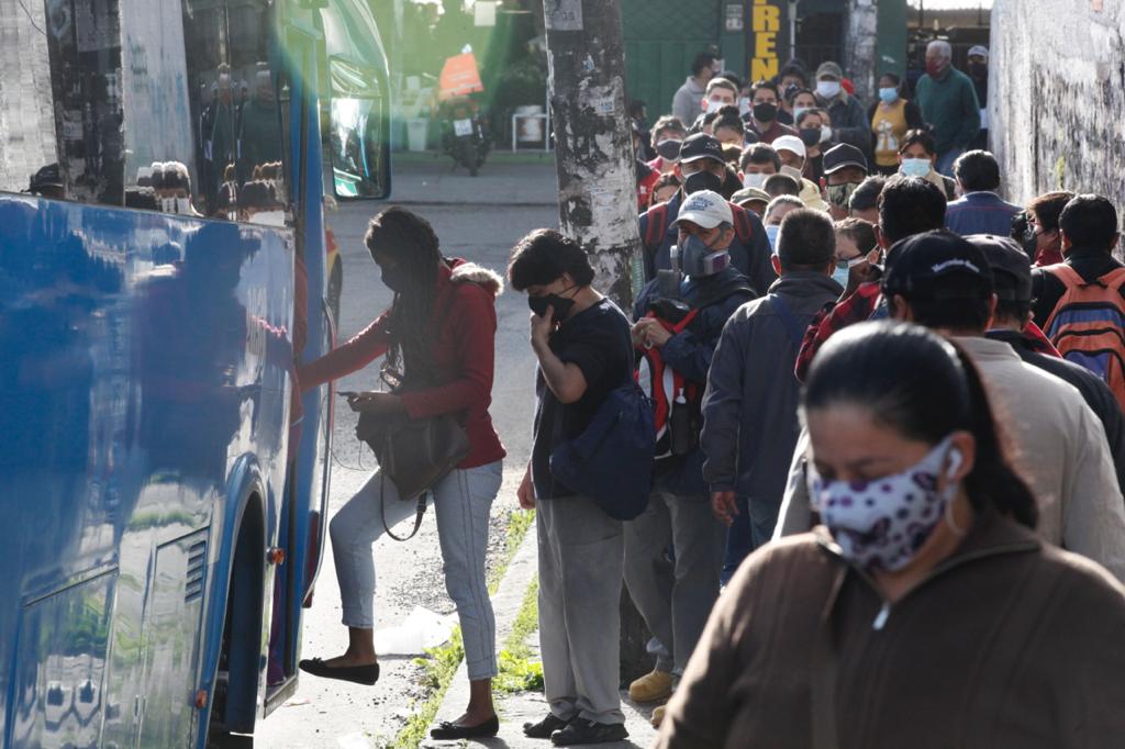 Hasta 30 minutos esperaron usuarios para tomar una unidad de transporte público en Cotocollao. Foto: Patricio Terán / El Comercio