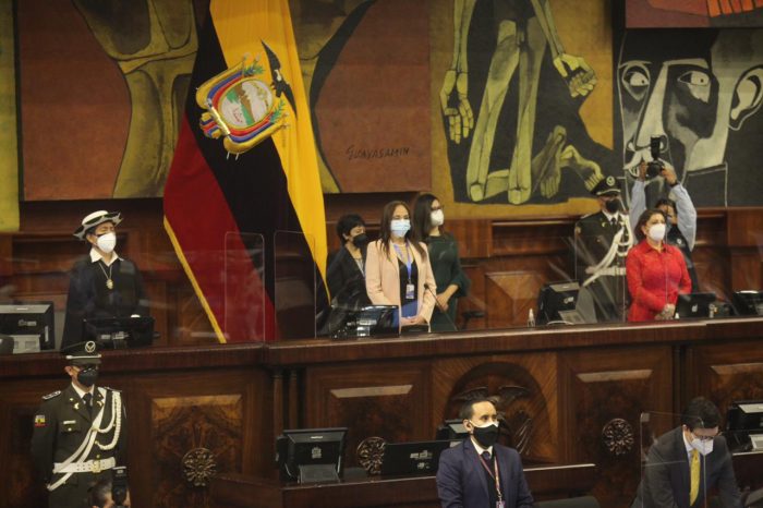 Al fondo, de izquierda a derecha, los asambleístas Salvador Quishpe, Pierina Correa y Wilma Andrade. Foto: Julio Estrella / El Comercio