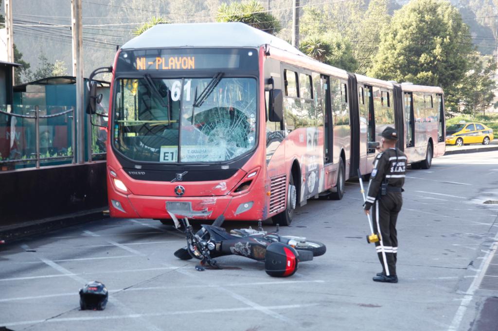 La unidad del Corredor Sur Oriental y la moto quedaron detenidas sobre la vía, tras el accidente. Foto: Patricio Terán/ EL COMERCIO