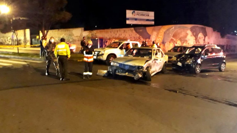 Tres autos particulares se accidentaron la noche del 24 de mayo del 2021, en las últimas horas del feriado por la Batalla de Pichincha. Foto: Twitter Bomberos Quito