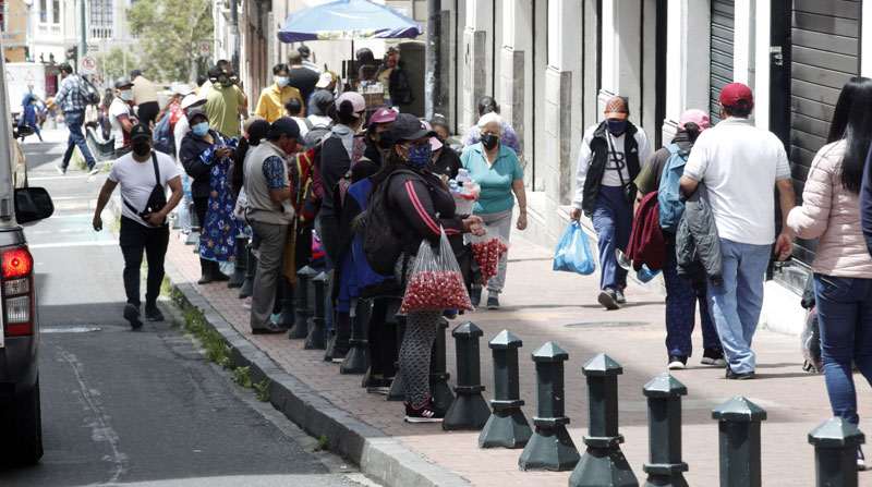 Las aglomeraciones en Quito persisten pese al llamado de las autoridades a mantener el distanciamiento, por el repunte de los casos de coronavirus. Foto: Patricio Terán/ EL COMERCIO