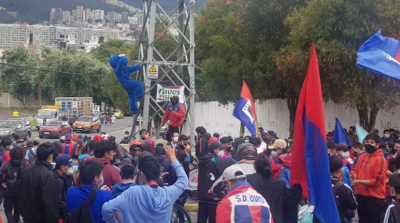 Hinchas del Deportivo Quito llegaron hasta los exteriores del estadio Atahualpa para alentar a sus jugadores en el inicio de la Segunda Categoría el 18 de mayo del 2021. Foto: cortesía