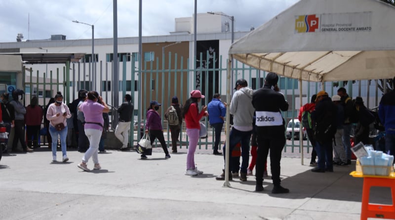 Los casos de covid-19 se mantienen en Tungurahua. Las 30 camas en la UCI están ocupadas y hay personas en la fila de espera. Foto: Glenda Giacometti / EL COMERCIO