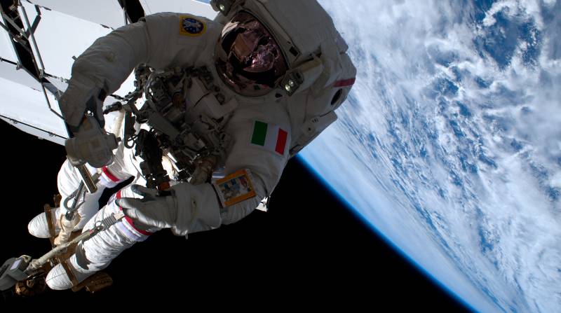 El astronauta italiano Luca Parmitano vuela sobre la Tierra unido al brazo robótico Canadarm2 de la Estación Espacial Internacional (ISS). Foto: EFE/ ESA/NASA
