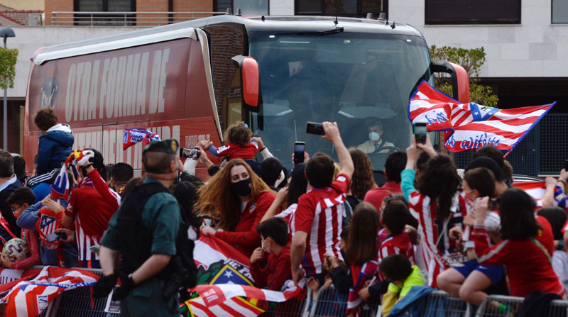 Aficionados atléticos reciben al autobús del Atlético de Madrid a su llegada al hotel de Valladolid, el 21 de mayo del 2021. Foto: EFE
