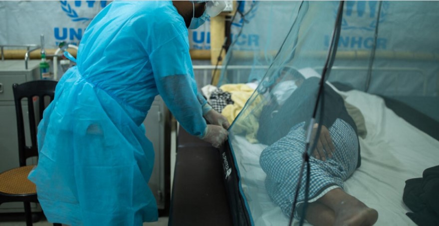 Un médico revisa a un paciente en el centro de tratamiento y aislamiento (CTA) en Ukhiya. El lugar fue el primerio que se abrió, en mayo de 2020, para tratar casos de covid-19 en Cox’s Bazar. Foto: Acnur