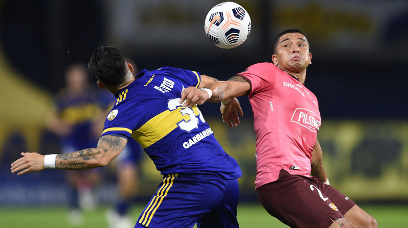 Cristian Pavón (izq.) de Boca disputa un balón con Mario Pineida de Barcelona, en Buenos Aires, el 20 de mayo del 2021. Foto: EFE