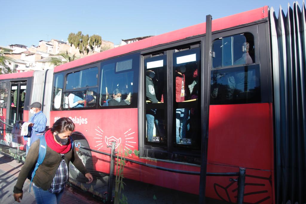 Las personas se aglomeran en horas pico, para ingresar a las unidades de los buses y articulados del transporte público de Quito, pese a los contagios de covid-19. Foto: Patricio Terán/ EL COMERCIO
