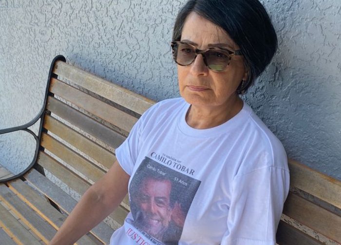 Pilar Tobar tiene 62 años. A los platones y búsquedas acude con una camiseta con la foto de Camilo. Foto: Cortesía