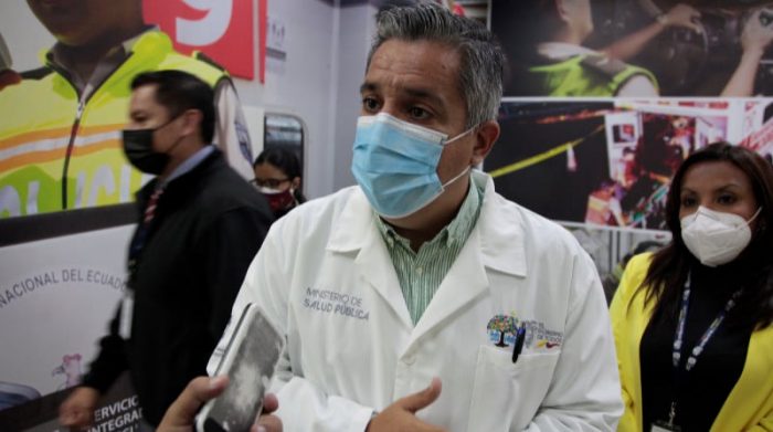 El ministro de Salud, Camilo Salinas, responde algunas dudas en torno a la inmunización contra covid-19. Foto: Galo Paguay / EL COMERCIO