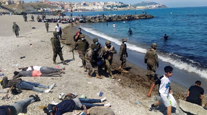 Aproximadamente 6 000 migrantes llegaron a la isla de Ceuta desde Marruecos, en una oleada que ha generado una crisis política entre ambos países. Foto: EFE