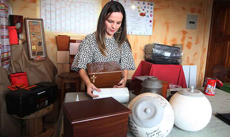 Mariola Espinosa fabrica urnas mortuorias en su taller ubicado en el norte de Quito. Foto: Patricio Terán / EL COMERCIO