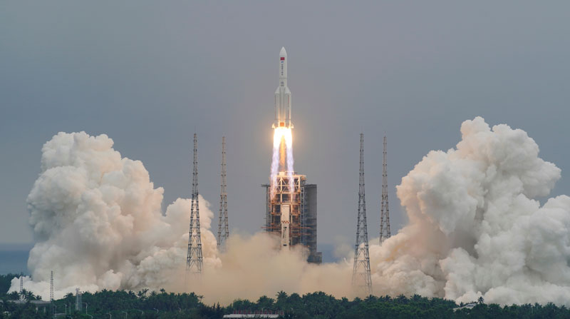 Imagen del cohete Long March-5B Y2, cuando fue lanzado el pasado 29 de abril del 2021. Existe expectativa en el mundo por la caída de los escombros de la nave en algún lugar de la Tierra. Foto: Reuters