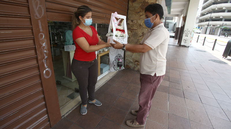Pocos negocios atendieron y entregaban sus productos a domicilio en Guayaquil, durante el confinamiento antes del Día de la Madre. Foto: Enrique Pesantes/ EL COMERCIO