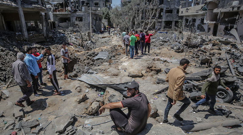Palestinos revisan sus casas destruidas tras un ataque israelí en Beit Hanun, Gaza. Foto: EFE