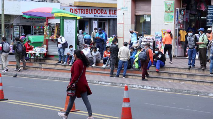 Imágenes de personas aglomeradas en espacios públicos, como en el centro de Ambato, se repiten en Ecuador, pese al repunte de casos de covid-19. Foto: Glenda Giacometti/ EL COMERCIO