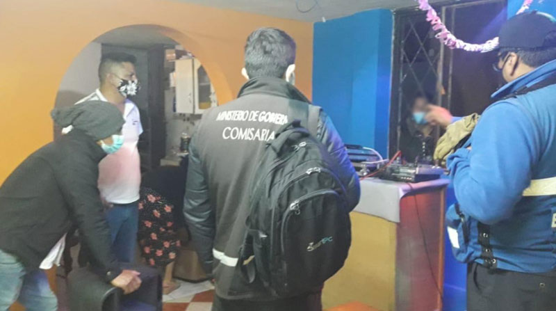 Funcionarios de la Intendencia de Pichincha y agentes de Control realizaron distintos controles en Quito para suspender fiestas y reuniones, durante el confinamiento por el covid-19. Foto: Twitter Intendencia de Pichincha
