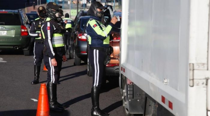 Los agentes verificaron que los documentos de conductores, vehículos y el estado de los automotores. Foto: Patricio Terán/ EL COMERCIO