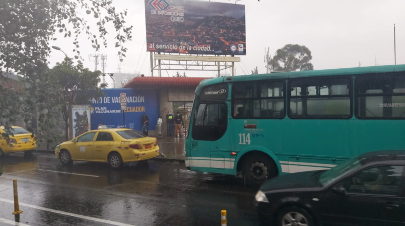El punto de vacunación del Centro de Exposiciones de Quito cuenta con servicio de transporte. Foto: Cortesía de la empresa de transporte de pasajeros.