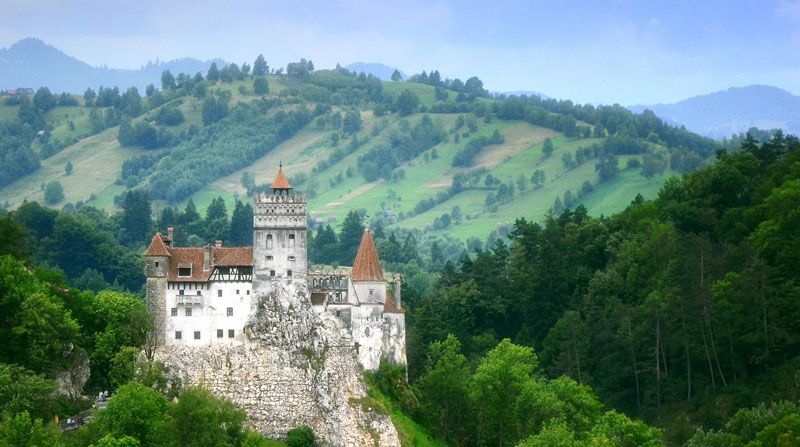El castillo de Drácula, en Rumani, ofrece vacunas contra el covid-19 a sus visitantes. Foto: Pixabay