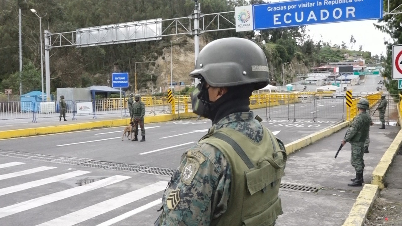 Las autoridades ecuatorianas enviaron a miembros de las Fuerzas Armadas a custodiar el puente de Rumichaca. Colombia retiró las vallas metálicas, Ecuador no. Foto: Javier Montalvo/ para EL COMERCIO