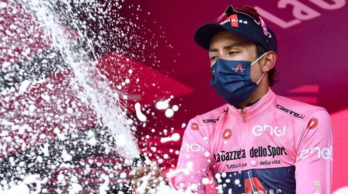 Bernal se quedó con la maglia rosa en el Giro de Italia 2021. Foto; EFE