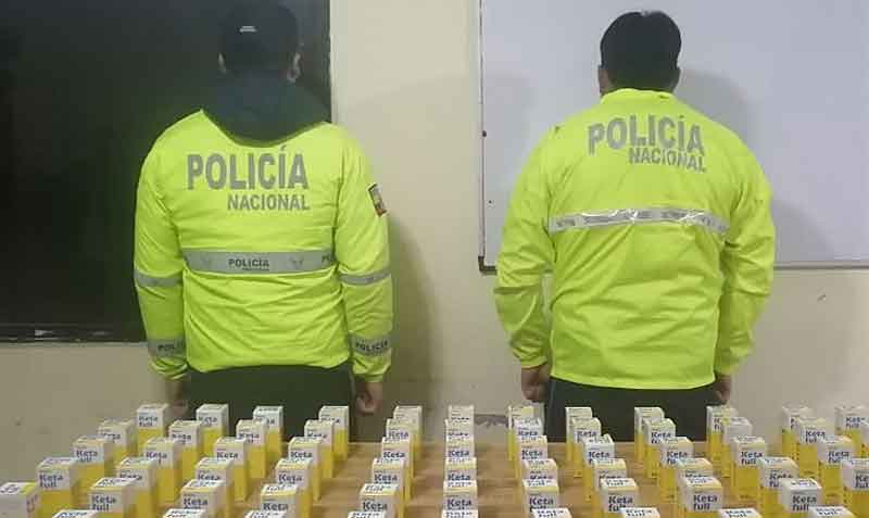 El 1 de abril del 2021, en Carchi, los agentes decomisaron 206 frascos de medicamentos para tratar el virus. Foto: Policía