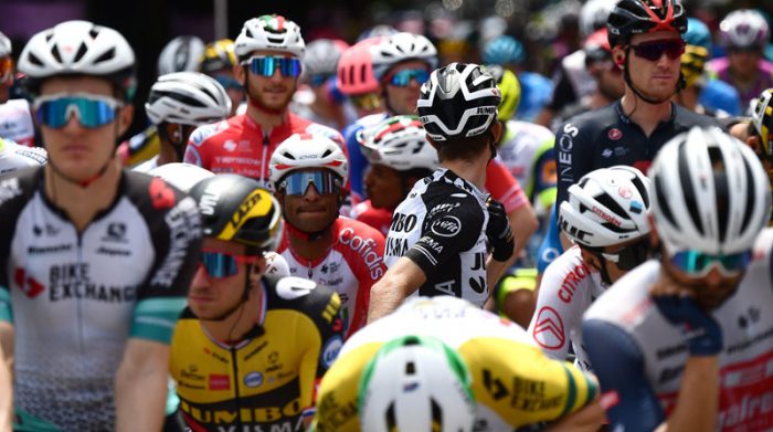 Los ciclistas, minutos antes del inicio de la etapa 7 del Giro de Italia el 14 de mayo del 2021. Foto: EFE