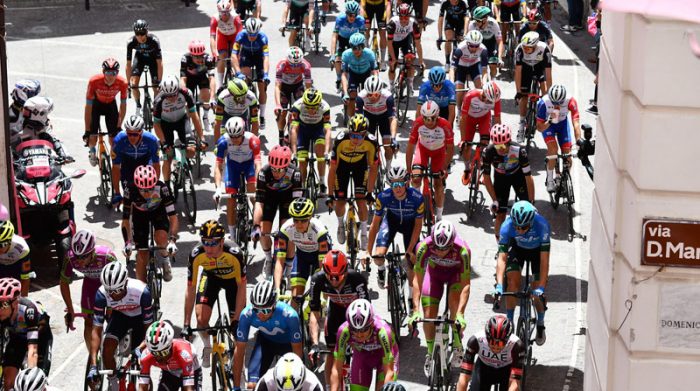 El pelotón de ciclistas en el Giro de Italia 2021. Foto: EFE