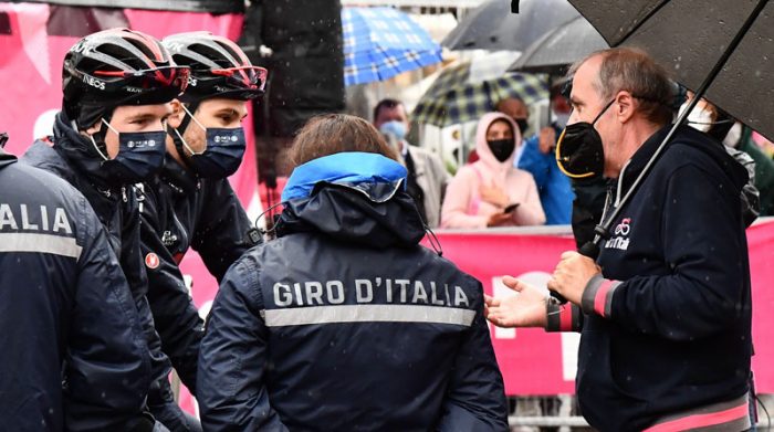 Los ciclistas italianos Salvatore Puccio y Filippo Ganna del Ineos Granadiers hablan con el dicrector del Giro de Italia Mauro Vegni el 24 de mayo del 2021. Foto: EFE
