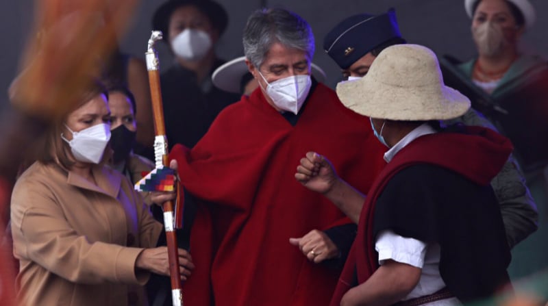 El presidente Guillermo Lasso recibe el bastón de mando en la comunidad Tamboloma, en Tungurahua este 26 de mayo del 2021. Foto: Glenda Giacometti / EL COMERCIO
