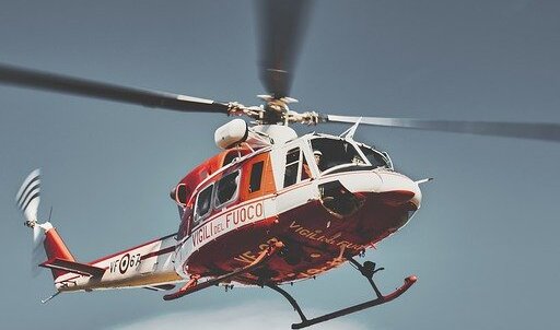 Imagen referencial. Según medios locales, testigos del accidente dijeron que en un momento del vuelo la cabina del helicóptero se separó de la cola y ambas piezas cayeron a tierra. Foto: Pixabay