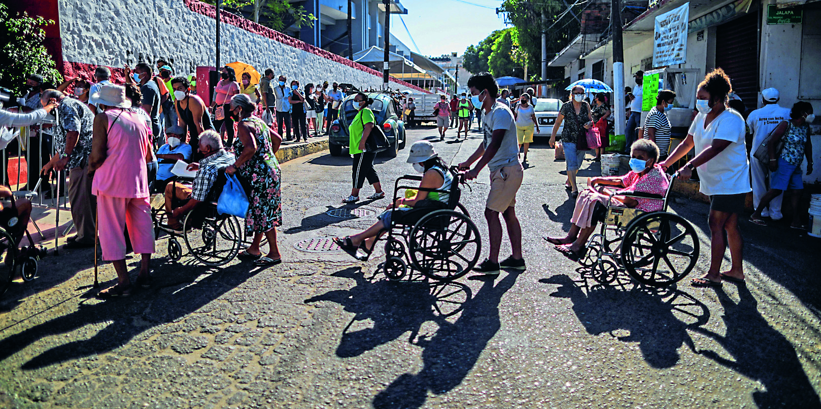 Adultos mayores hacen fila para recibir la segunda dosis de vacuna anticovid-19 en Acapulco, México. Foto: David Guzmán / EFE