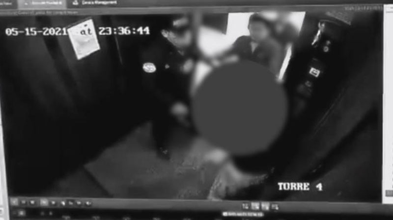 Una cámara de ascensor registró el incidente violento en un departamento de Quito, que involucraría al defensor del Pueblo, Freddy Carrión, el exministro de Salud Mauro Falconí y una mujer. Foto: Captura de pantalla