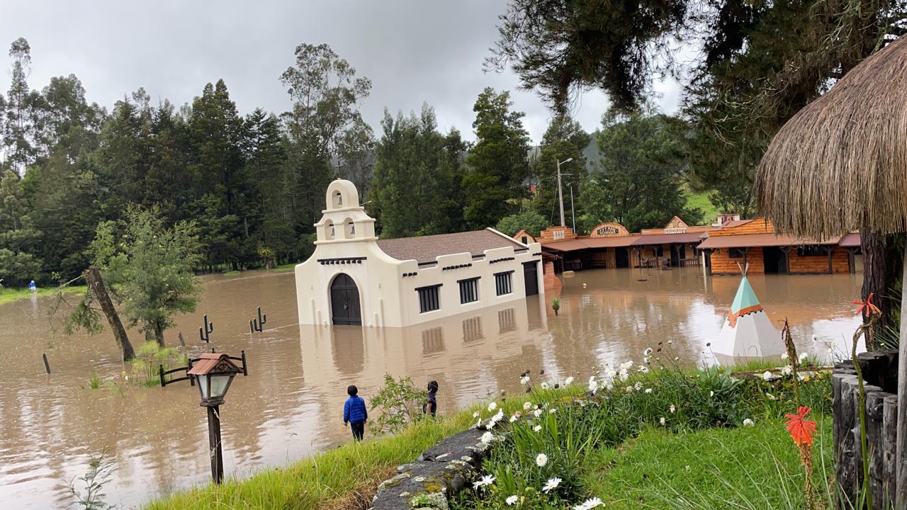 Las parroquias Tarqui y Victoria del Portete registraron las mayores afectaciones por el desbordamiento del río Tarqui. Foto: Cortesía ECU 911 Austro