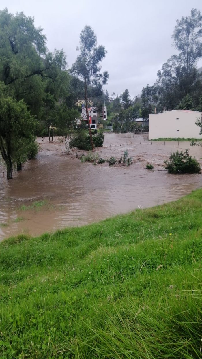 Las parroquias Tarqui y Victoria del Portete registraron las mayores afectaciones por el desbordamiento del río Tarqui. Foto: Cortesía ECU 911 Austro