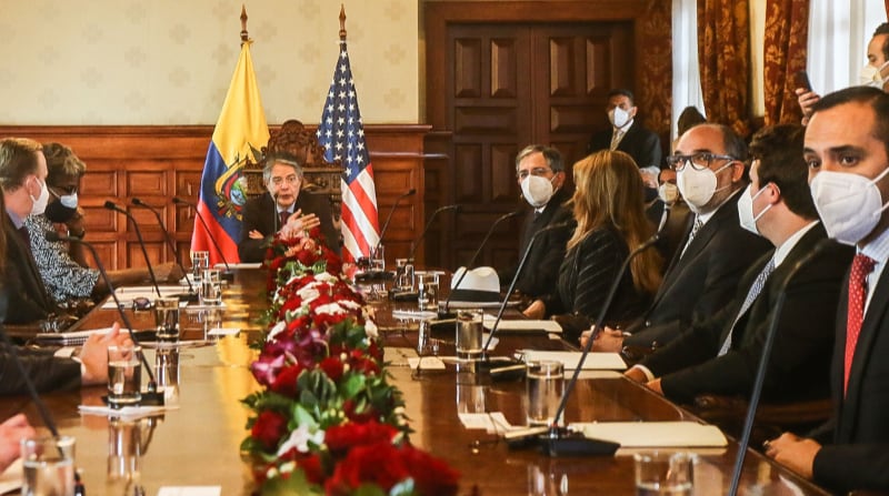 Juan Carlos Holguín (d) también estuvo en la reunión bilateral que mantuvo el presidente Lasso (c) con el cuerpo diplomático de Estados Unidos este 25 de mayo del 2021. Foto: Cortesía Presidencia de la República